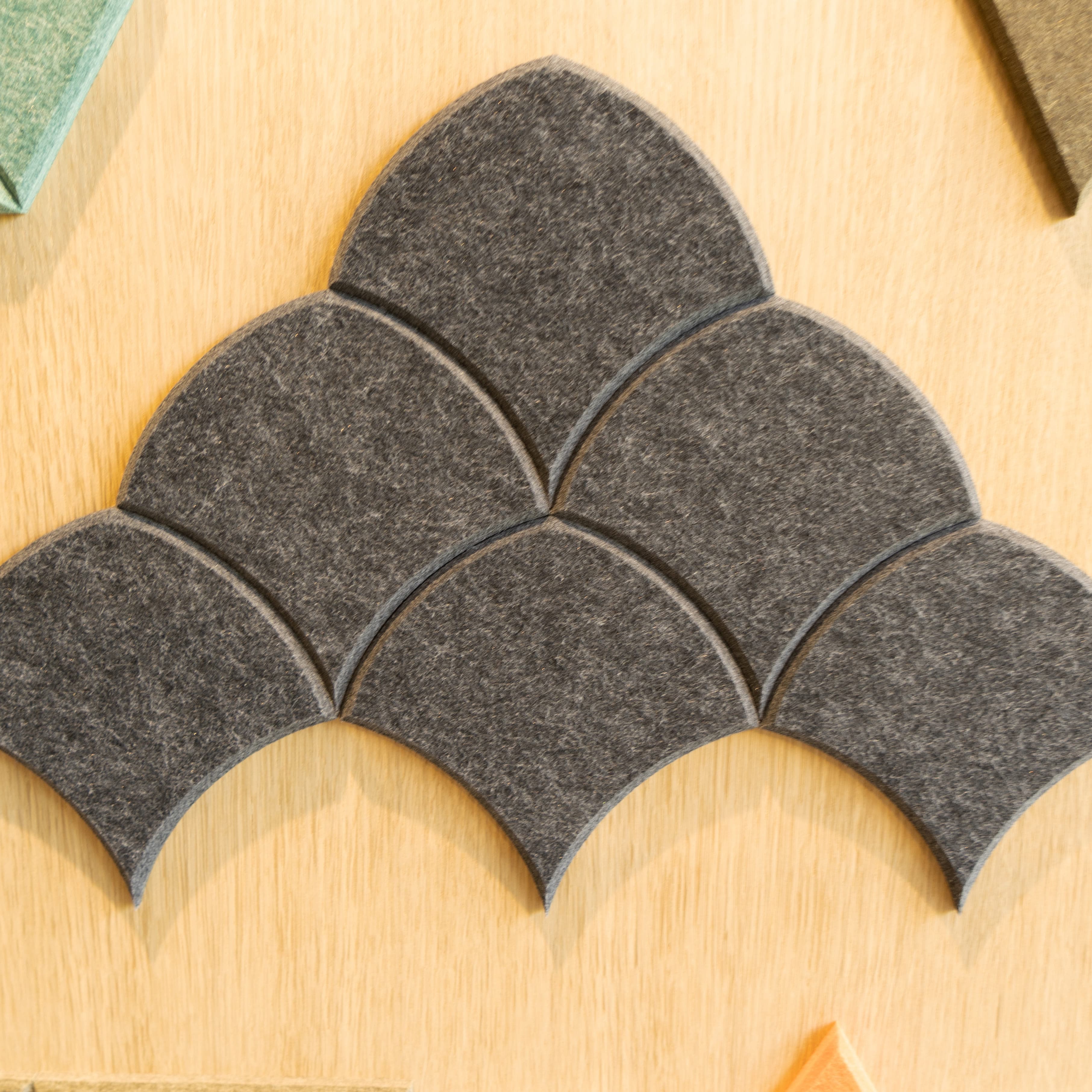 EASYfelt | PET-vilt | Akoestische wandbekleding | Zelfklevend | Stick Wave showroom